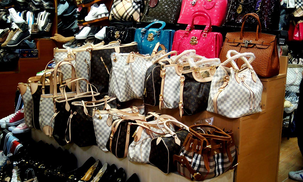Accessori e abiti contraffatti