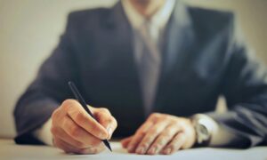 Foto di Andrea Piacquadio: https://www.pexels.com/it-it/foto/ritaglia-il-contratto-di-firma-dell-uomo-d-affari-in-ufficio-3771097/