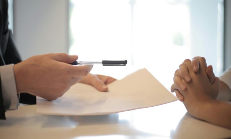https://www.pexels.com/it-it/foto/uomo-d-affari-del-raccolto-che-da-contratto-alla-donna-da-firmare-3760067/